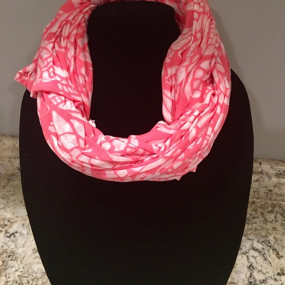 Gorgeous pink wrap around scarf 🌺 - Picture 2 of 2